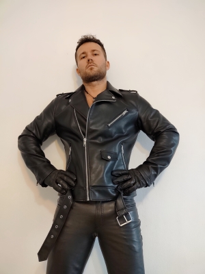 Since I started posting pictures when I'm dressed in leather: WARNING : the number of melting slaves has increased exponentially