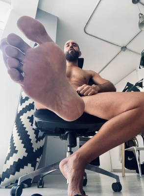 It's Tax Friday, slaves! And this God has come to take what is his. Open your wallets! 🐽💸  #alphamale #findom #cashmaster #muscle #feet