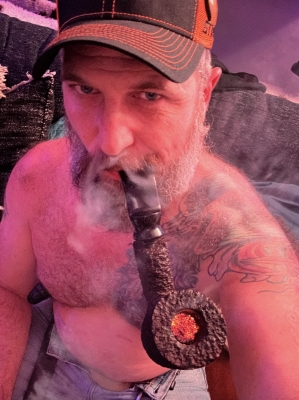 PipeDad smoking His massive Boswell flexing his power -- worth your tips aint it, fags?